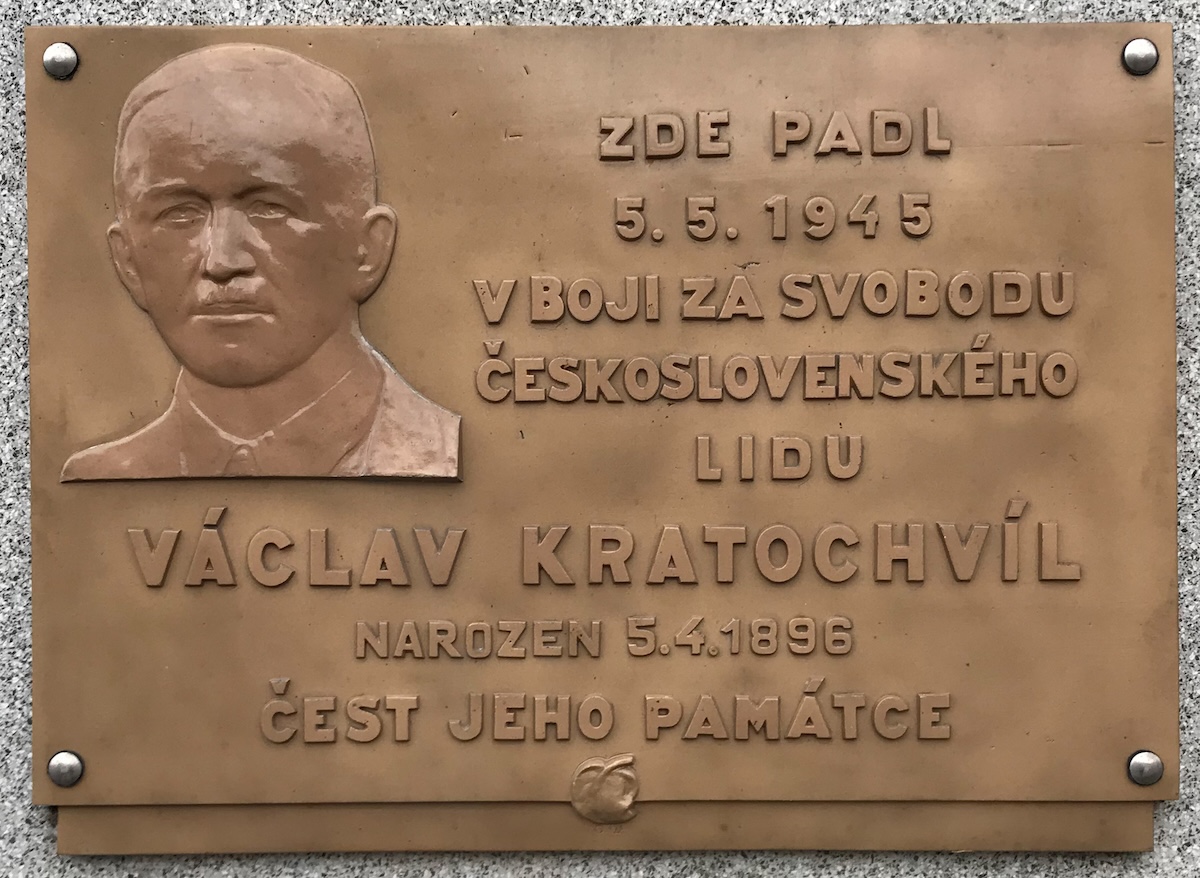 Pamětní deska Václava Kratochvíla na domě